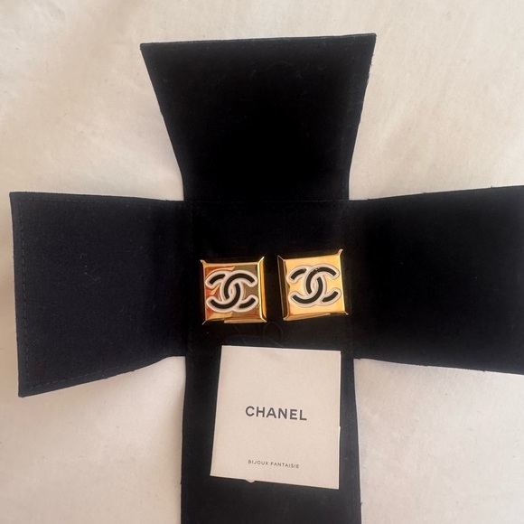 Chanel Gold and Black Clip on earrings - Picture 3 of 10